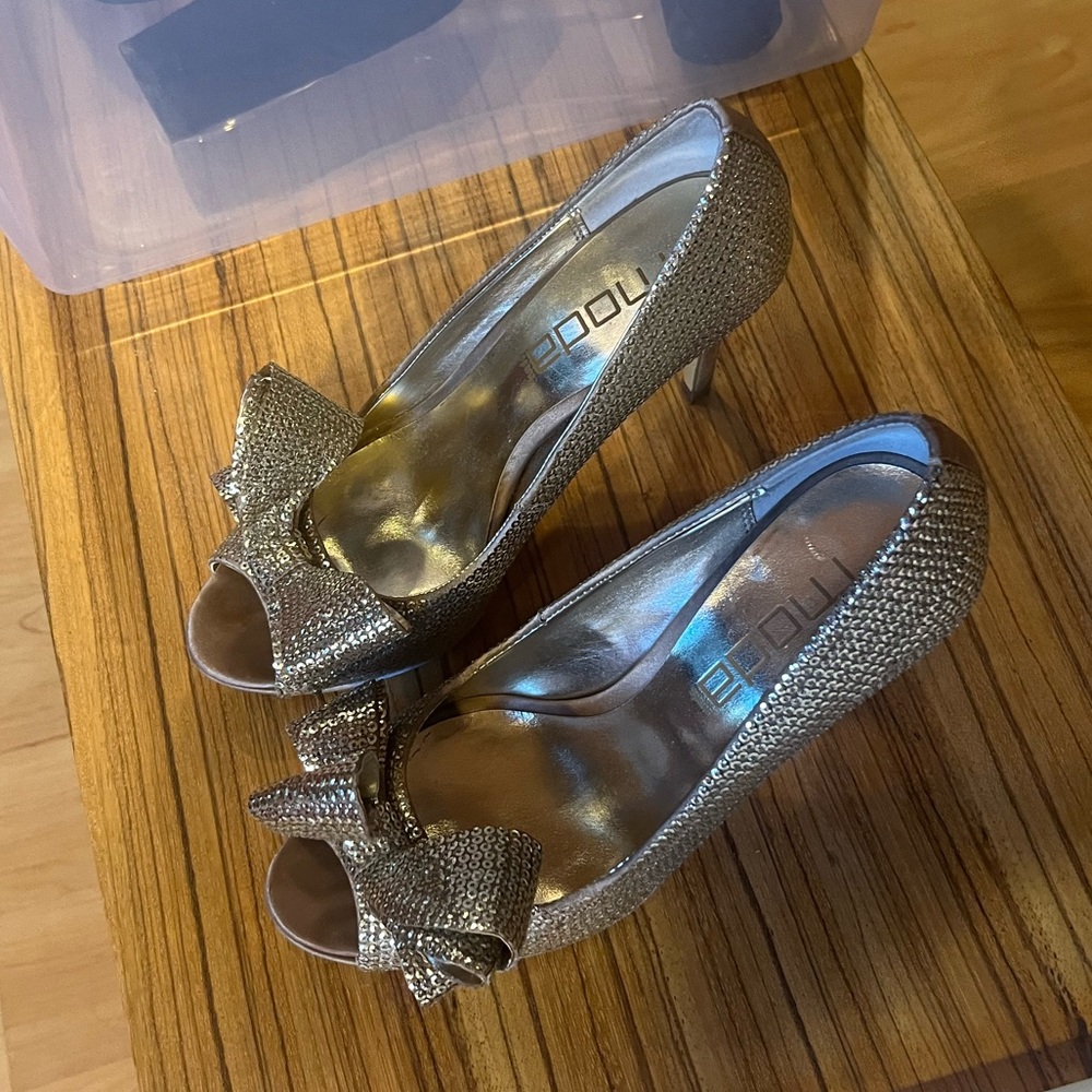 Moda Beaded Bow Heels